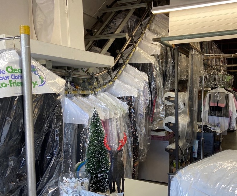 Dry cleaning facility with automated conveyor system